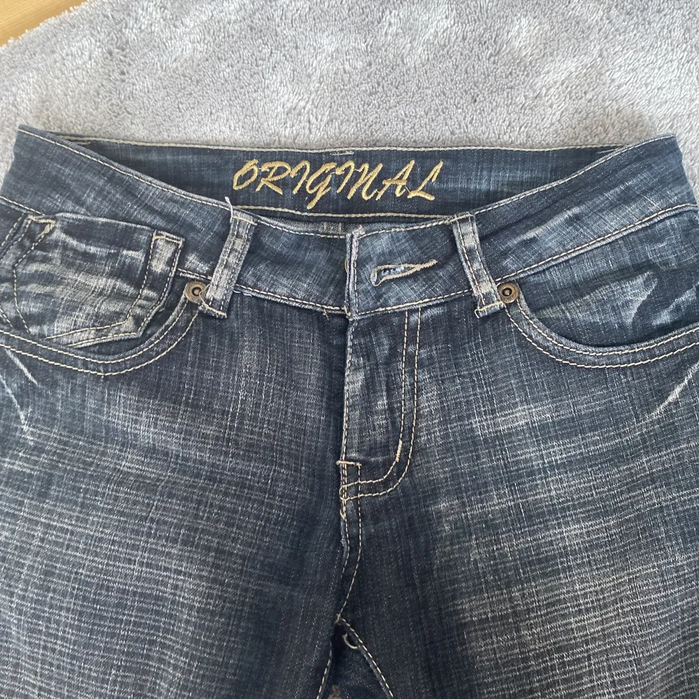 Ass snygga jeans som jag säljer i märket original. Säljer de på grund av att jag har för alldeles många jeans och har ingen användning till de. Har använt de 2 gånger ❤️bootcut. Ass snygga , hör av er vid intresse ( ordinarie runt 2000kr). Jeans & Byxor.