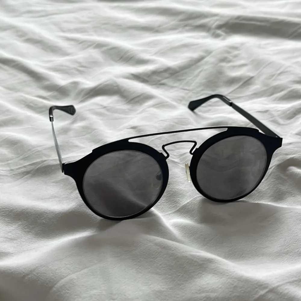 Solglasögon svart . Accessoarer.