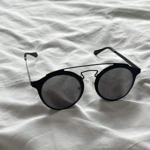 Solglasögon svart 
