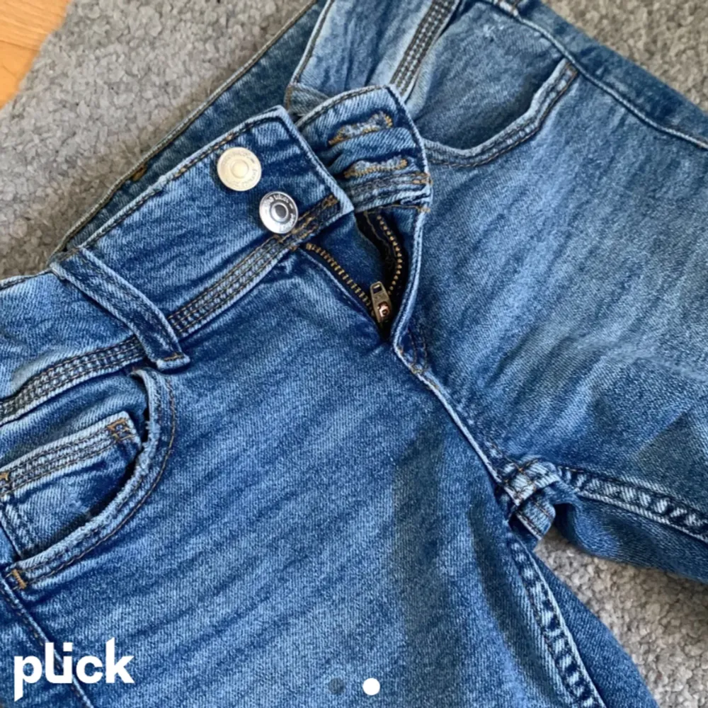 Hej❤️ jag säljer dessa lågmidjade jeans ifrån gina! Dem är i storlek 146 men sitter som xxs/xs (32) hör av er om ni vill ha mer bilder eller liknande❤️. Jeans & Byxor.