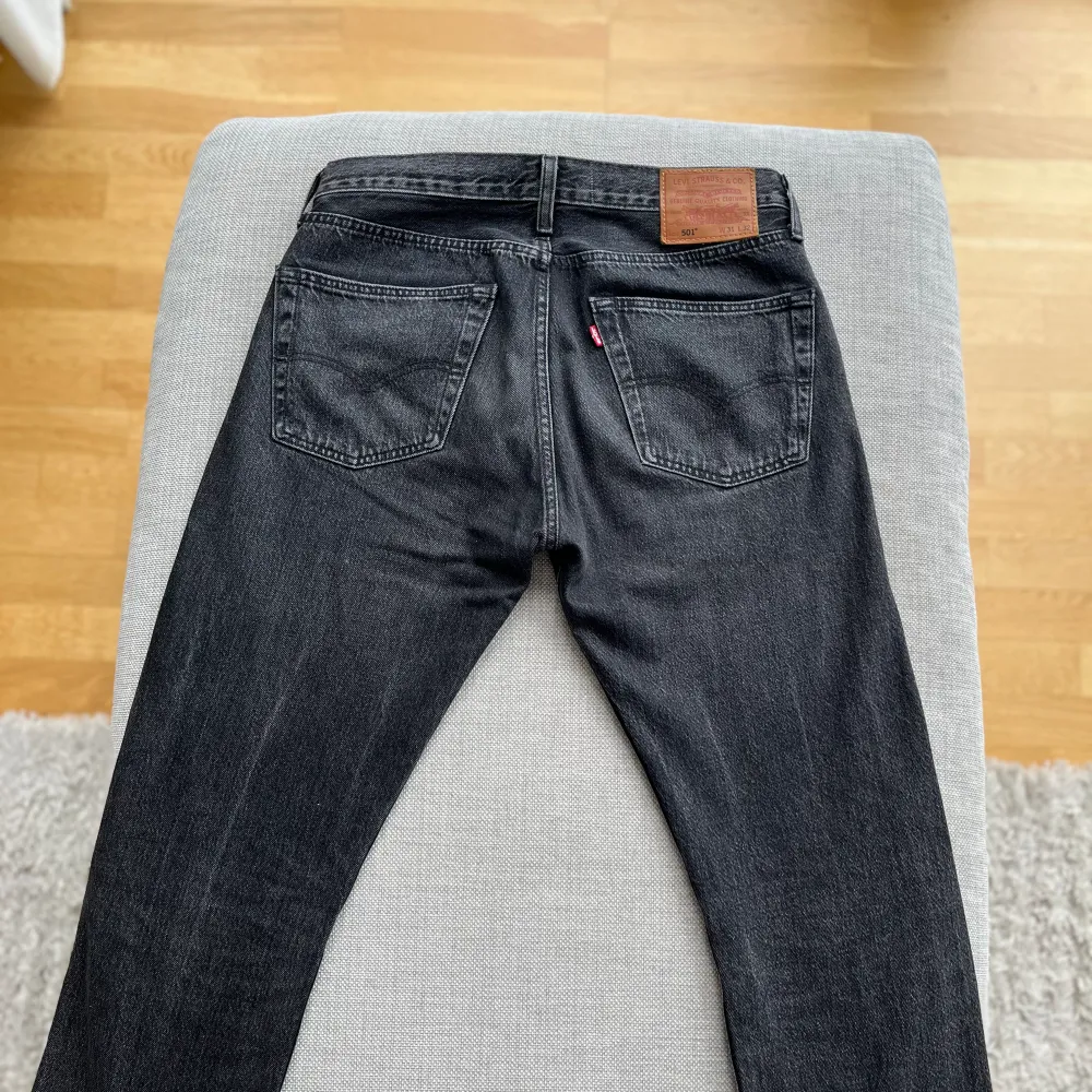 Model 501, storlek W 31, L 32. Stone washed black, väldigt bra skick.. Jeans & Byxor.