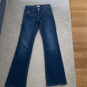 Säljer dess skitsnygga mörkblå jeans från Gina då dem inte används. Aldrig använda. Nypris 300kr