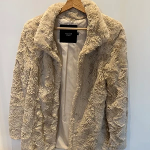 Veromoda kappa - En kort kappa i fuskpäls från Veromoda, storlek XS använda 1 gång! 