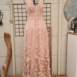 Fin klänning från Soky & Soka - Fin ljusrosa klänning med blommor. Märke Soky & Soka. Använd 1 gång. Stl M.