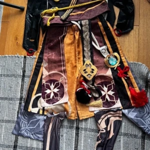 Heizou cosplay - Den är i decent kondition, den har lite hål i byxkanten men det syns inte när man har hela på sig, en knapp saknas på en liten del och innanför tröjan är de lite fläckar men inget av de syns på utsidan. Kommer med peruk 
