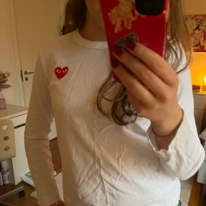 comme des garçons tröja - Snygg tröja som ej kommer till användning, knappt använd💕storlek M men mer som S, nypris runt 1000