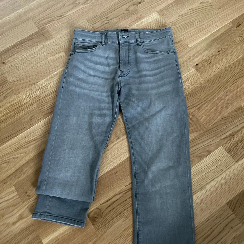 Säljer dessa snygga jeans från Hugo Boss. Modell på jeansen är Regular fit och är i storleken 30/32. Väldigt bra skick och säljs för 499kr. Passar väldigt bra i längden för någon som är cirka 180cm. . Jeans & Byxor.