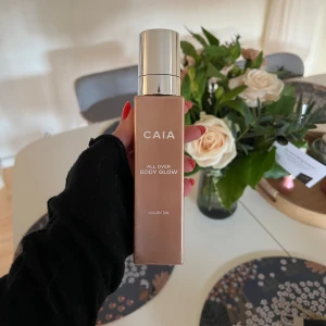 CAIA ALL OVER BODY GLOW  - Caia all over body Glow i färgen GOLDEN TAN!! Endast testad på axlarna en gång så i nyskick. Nypris 495kr. Mitt pris 400kr inkl frakt😍