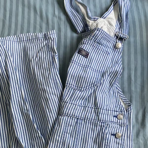 Hängselbyxor - vitblå randiga - Oanvända hängselbyxor från hm dividend i strl 34/S