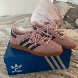 Supersnygga addidas skor som är köpta för några månader sen, helt nya med prislapp och aldrig använda, säljs pågrund av att dom är förstora för mig tyvvär. Perfekta vår/sommar skon🌸🩷