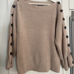 Stickad tröja - Beige stickad tröja från ginatricot i storlek S, fint skick💞