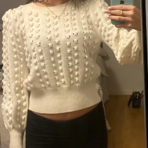 Stickad tröja - Jättesöt tröja med detaljer på! Mycket bra skick!✨