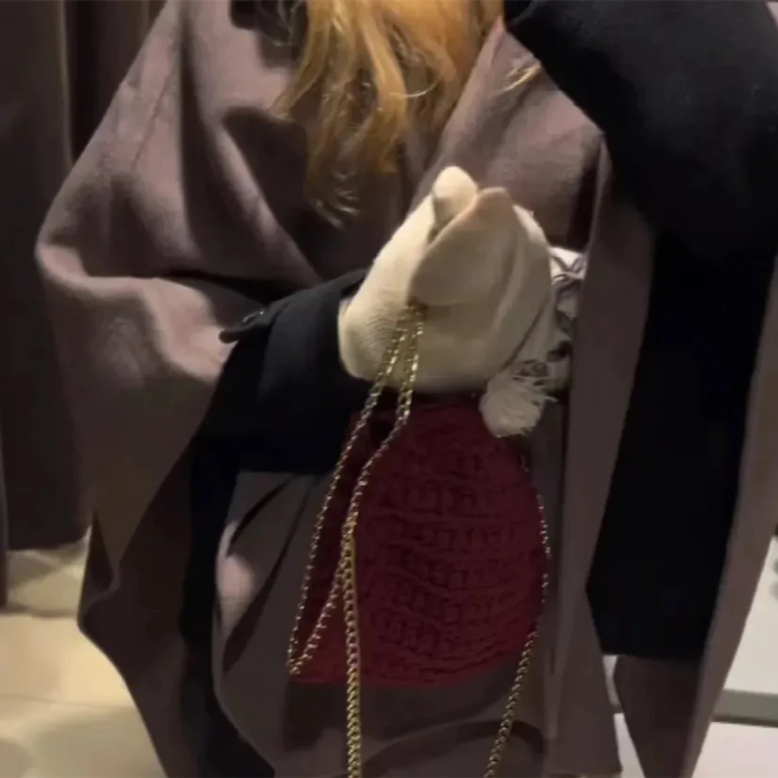 Vinröd stickad väska  - 90