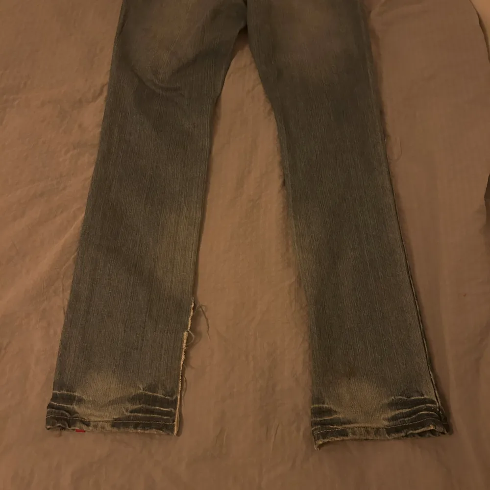 Design på fram och bakfickan, 39 cm tvärs över midjan och innerbenslängd 83 cm. Modellen på jeansen är straight men de har en slit längst ner  som gör att de ser ut som bootcut. Använd ”köp nu”!!!💗. Jeans & Byxor.