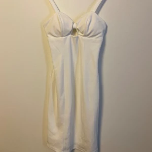 Vit klänning  - Utan anmärkningar, knappt använd 