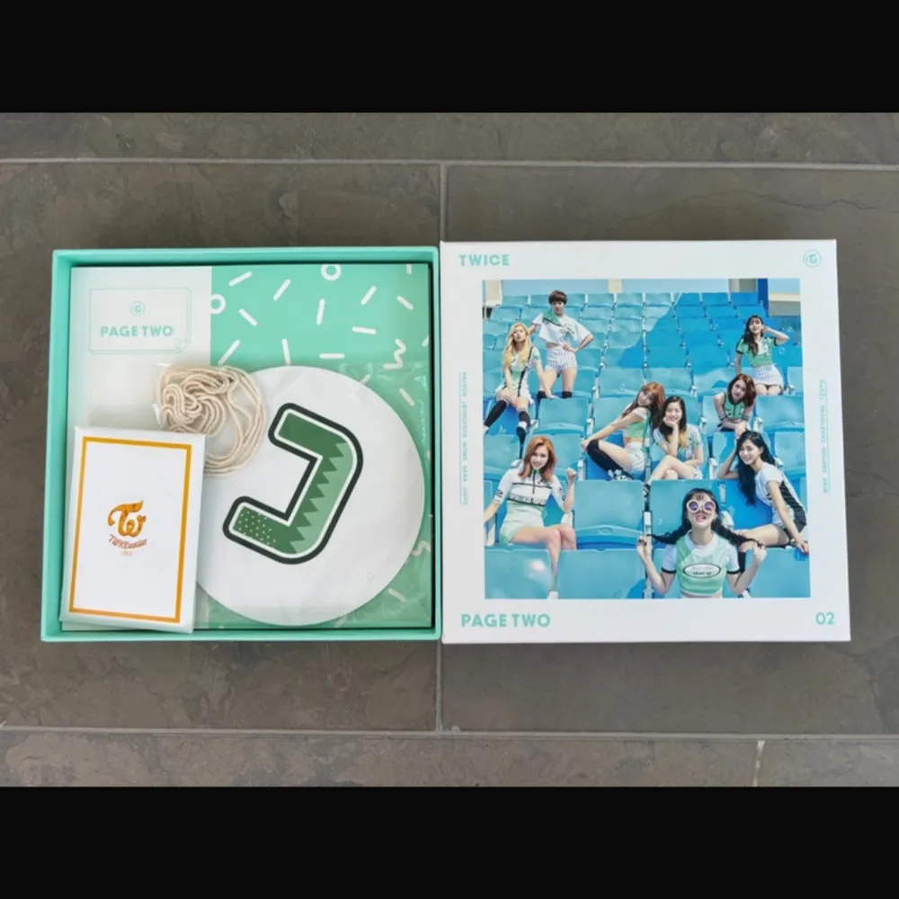 Twice Page Two album including photo cards of all members but Sana. It also comes with 3 special holographic cards of Chaeyoung, Tzuyu and Nayeon  Condition: Mint . Övrigt.