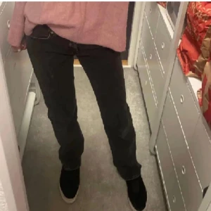 Svarta lågmidjade jeans  - Svarta lågmidjade jeans som inte kommer till användning💞💞