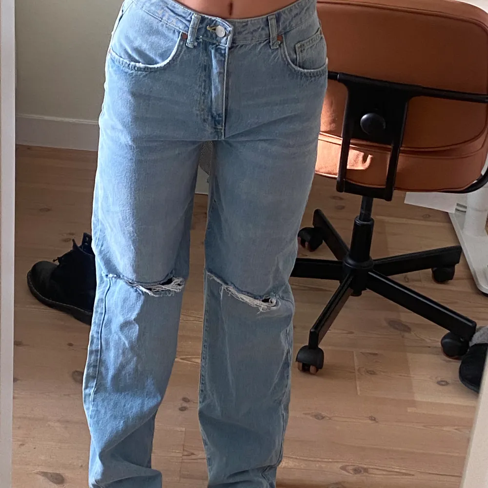 Säljer dessa jättesnygga jeans från bikbok! Nästan aldrig använda så i mycket bra skick. Jag är 170 cm lång och de passar mig  perfekt. Hör av er vid frågor! 💖💖. Jeans & Byxor.