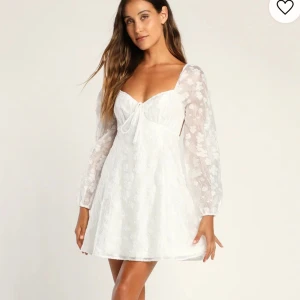 Studentklänning - Säljer denna superfina klänning perfekt till studenten 👩🏼‍🎓🥂 Storlek XS, helt ny med lapp kvar. Säljer pga har en annan.   Nypris 1200kr