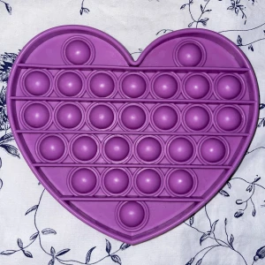 Stor och liten pop it - En stor hjärtformad pop it och en liten blixtformad pop it bytes. Kan byta mot de flesta saker.