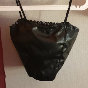 Cute croptop - [  !OBS! Det här kommer att ges bort inom kort om det inte köps innan det.  ]  Söt magtröja med inbyggd vaddering och spetsrygg. Aldrig används men jättesöt. Ryggen har stretchigt material som kan anpassa storleken en del. Framsidan är fake-läder.