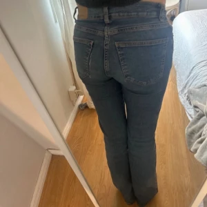 Bootcut jeans  - Super snygga sköna jeans från Gina! De har slitningar vid fickan så de får man avgöra själv om det är hållbart💕