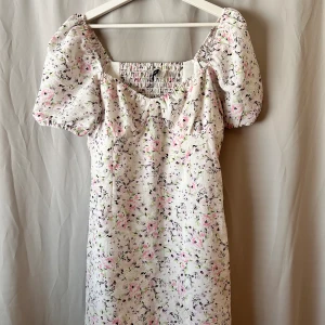 Sommarklänning  - Crêppad klänning  Använd två gånger Gömd dragkedja på sidan Hm L Polyester