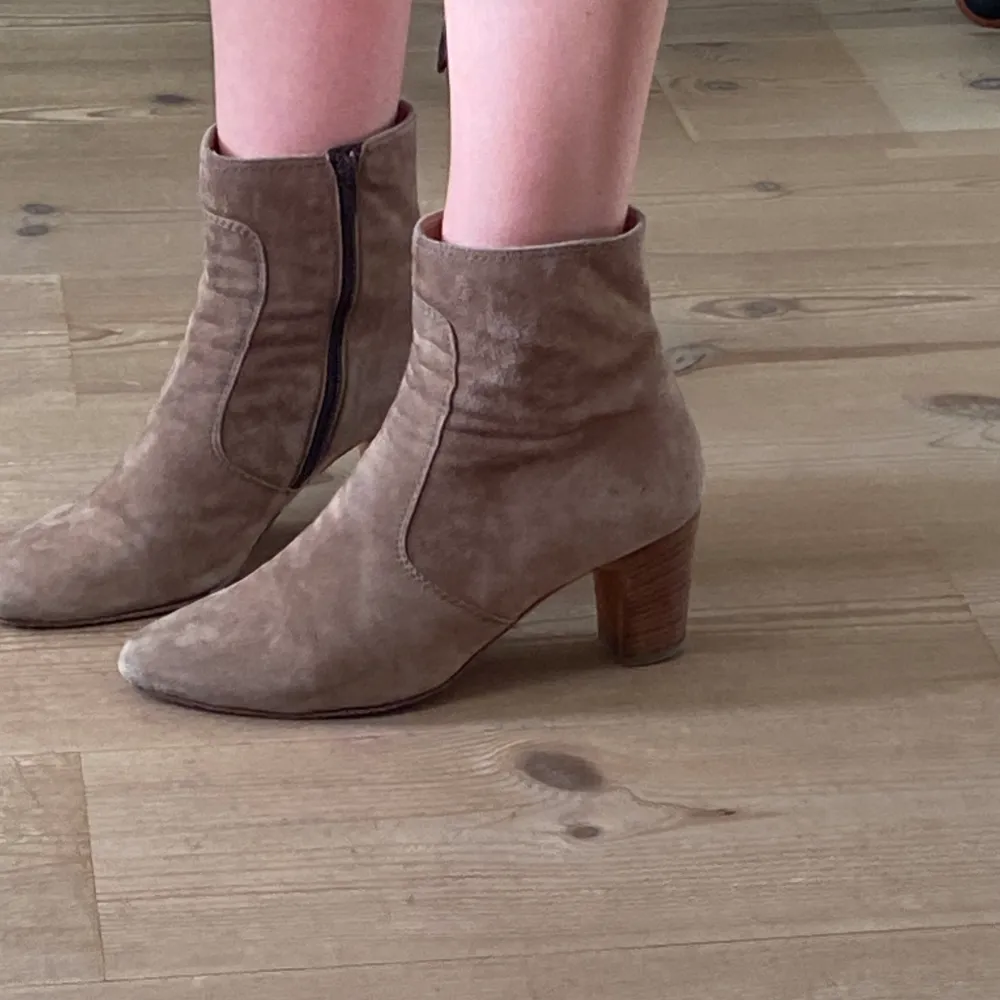 Såå fina beiga vintage boots. 💖Mycket bekväma att gå i, inte så varma men perfekta till sommaren. Klacken är ca 6 cm. Storlek 40 men passar även mig som har 39. Hör av er vid frågor 💞. Skor.