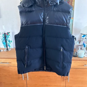 Polo Ralph lauren väst - Tja! Säljer denna helt nya vattentäta dunväst från Ralph lauren. Som är otroligt snygg och ovanlig. Köpt på Ralph lauren i Spanien. Nypris mellan 4500-6000. Sitter tyvärr lite för litet på mig… Hör av er! Mvh