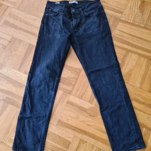 Svarta Jack and Jones Jeans  - Svarta jeans strl 29/32 Regular Modell Clark 