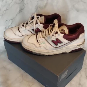 New balance 550 - Säljer nu ett par riktigt snygga sneakers i storlek 42 EU. Inköpta för 1899 säljer för 249! Hälen är lite sliten på insidan men inget som känns.