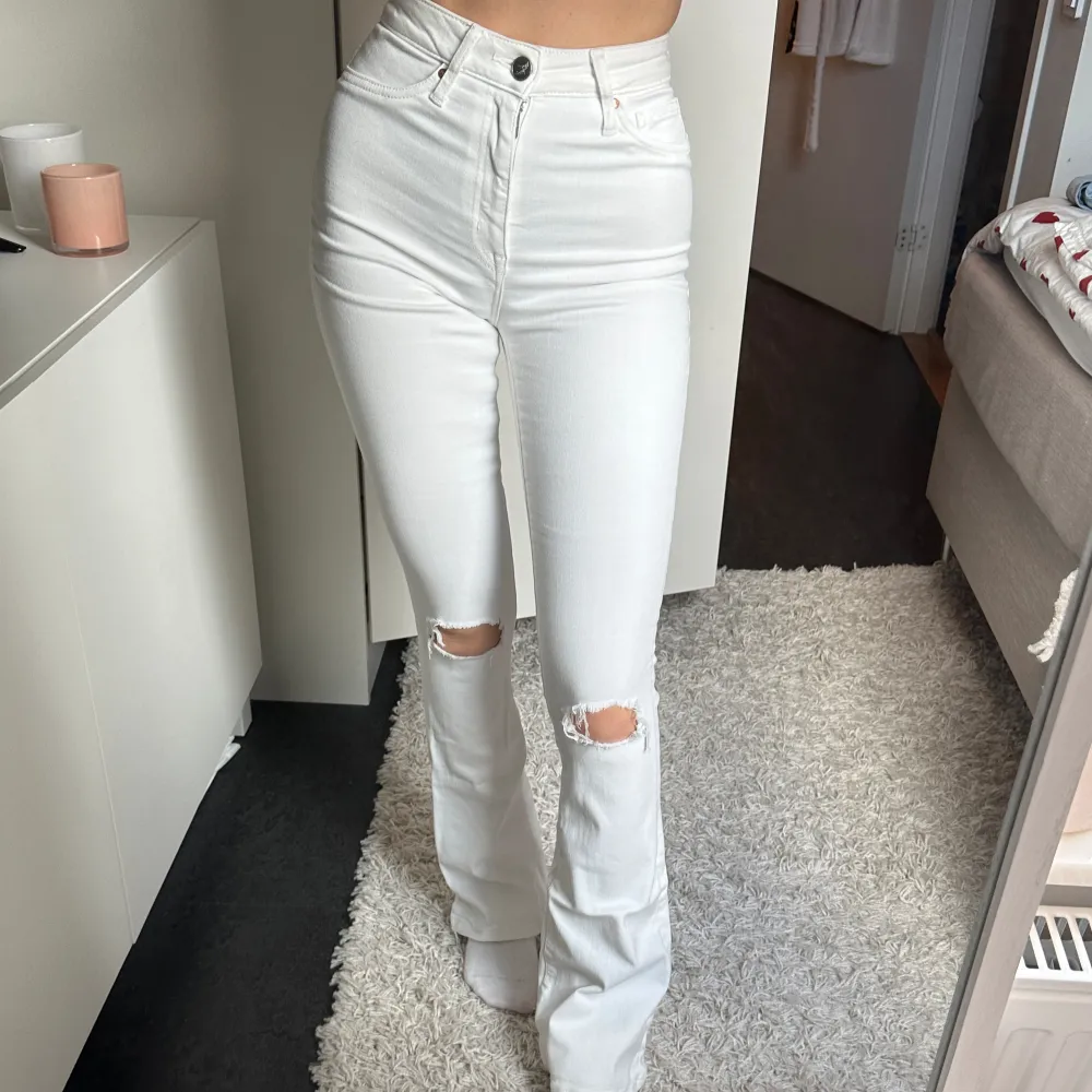 Vita jeans (LAPP KVAR), bootcut, högmidjade, XS, bikbok, hål på knäna💸❣️. Jeans & Byxor.