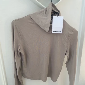 Bershka tröja  - Säljer denna helt nya polotröja från bershka. Aldrig använd lappen sitter kvar!❤️