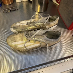 Adidas Speedportal - Storlek 43 1/3, dessa är väldigt använda men har fortfarande några verser kvar. Hål och dubbar nednötta