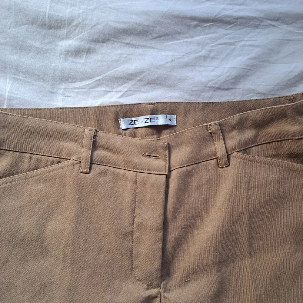 Beige bruna kostymbyxor. Köpt secondhand, men har inte använt dom och i bra skick. Storlek 40. . Jeans & Byxor.