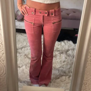 Rosa jeans - Säljer nu mina Såå snygga rosa byxor/ jeans. Inga defekter och passar mig perfekt som är 173 cm! Midjemåttet rakt över är 37 cm och innerbenslängden är ca 80 cm💕💕