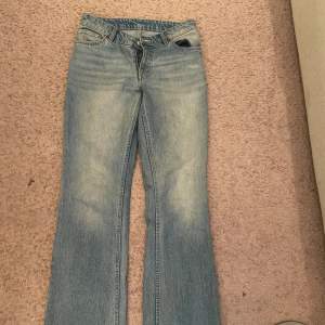 Monki jeans bootcut Low waist i storlek 25