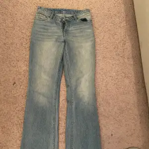 Monki jeans bootcut Low waist i storlek 25
