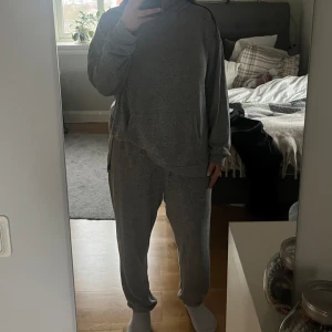 Mjukisset  - En tröja och ett par matchande mjukisbyxor i storlek L. Otroligt mysigt 😍😍