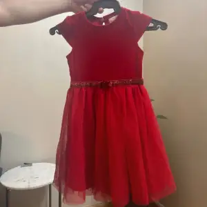 Jättesöt röd klänning för barn använd få gånger är i väldigt bra skick för unegär 4åringar