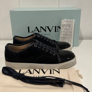 Lanvin skor - Hej! Säljer nu dessa super snygga lanvin skor. Skorna är i grymt skick 9/10. Med skorna medföljer allt og. Box, dustbag, skosnören och kvitto