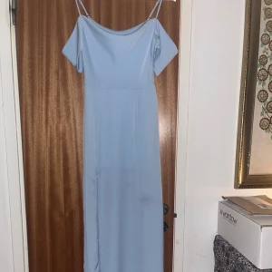 Bal/fest - OBS!! Betalning sker via swish. Spårbar frakt. Hej hej säljer denna bal/festklänningen. Klänningen har en slits vid benet som är väldigt snygg. Den är oanvänd helt nytt skick, då den var för lång för mig som är 150. Köpt från Nelly för 700kr. 