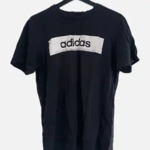Snygg och skön t-shirt från Adidas! Har används väldigt få gånger. Går jättebra att träna i men materialet är bomull som en 