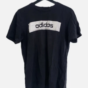 ADIDAS T-SHIRT - Snygg och skön t-shirt från Adidas! Har används väldigt få gånger. Går jättebra att träna i men materialet är bomull som en "vanlig t-shirt". Storleken är M. Tveka inte på att slänga iväg ett DM eller en kommentar om ni har fler frågor!  Nypris 249:-