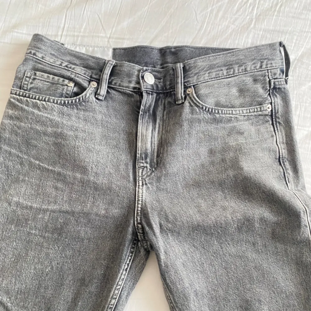 Sköna gråa jeans, perfekt för våren  OBS! Inget märke. Jeans & Byxor.