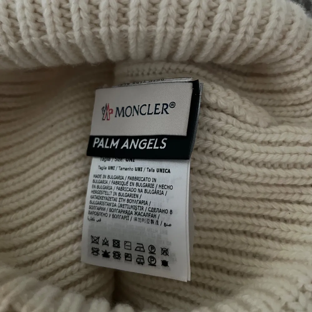Moncler x Palm Angels Mössa, Cond 9/10, Retail 3500kr, Dm för mer bilder🤞🏻. Accessoarer.