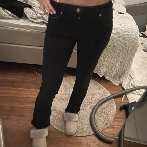 Zara jeans - Säljer då jag redan har ett par andra svarta