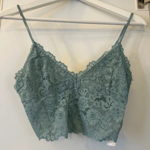 Spets Topp Zara - Spets linne från Zara i storlek S. Helt oanvänd och säljs för 80kr +frakt💕