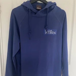 Oscar Jacobson Hoodie - Skön Oscar Jacobson Hoodie i väldigt bra skick. Använd väldigt få gånger.