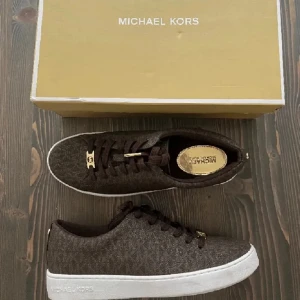 michael kors skor - Köpte dessa michael kors skorna som då vart lite förstora på mig. Dom är helt oanvända.💓